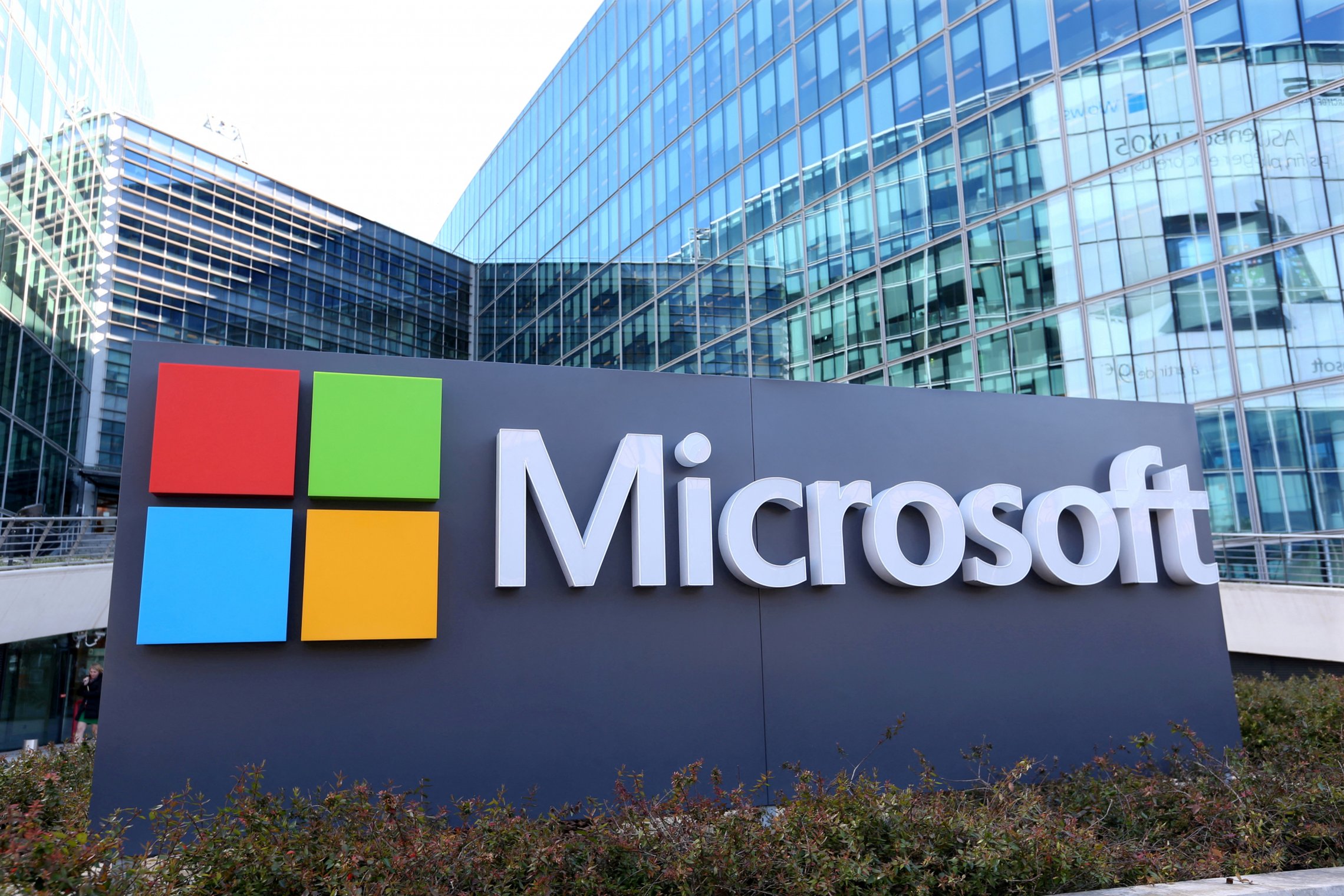 Nuotraukoje matomas „Microsoft“ verslo centras su dideliu logotipu
