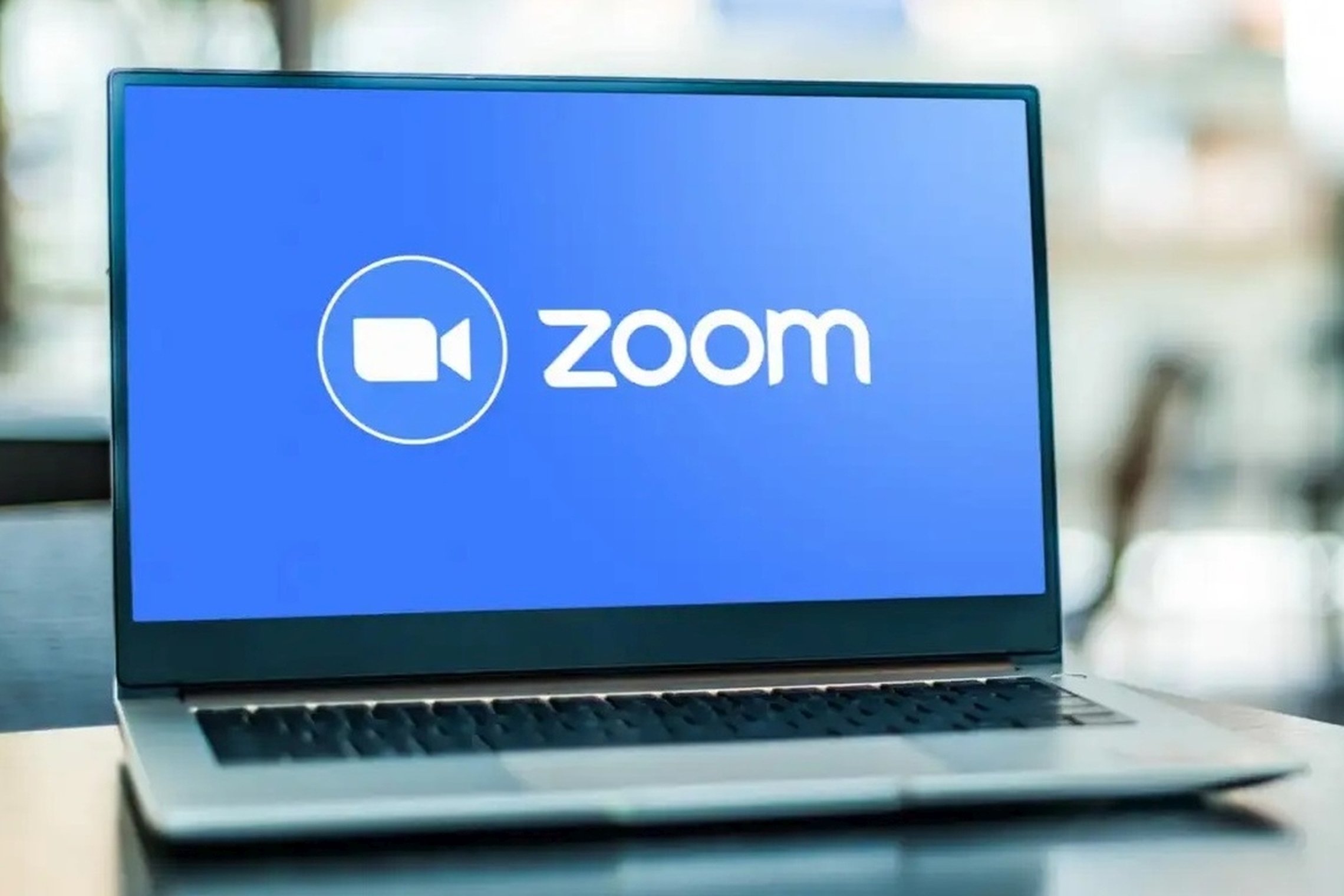 Nuotraukoje matyti nešiojamas kompiuteris su ZOOM užsklanda ekrane