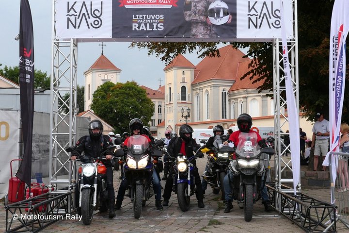 Nuotraukoje matoma Bendrojo pagalbos centro motociklininkų komanda kertanti finišo liniją