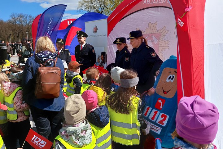 Nuotraukoje matoma Bendrojo pagalbos centro palapinė Katedros aikštėje