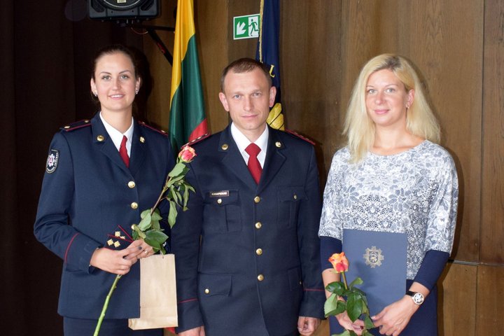 Nuotraukoje matomos dvi apdovanotos darbuotojos ir PAGD direktoriaus pavaduotojas