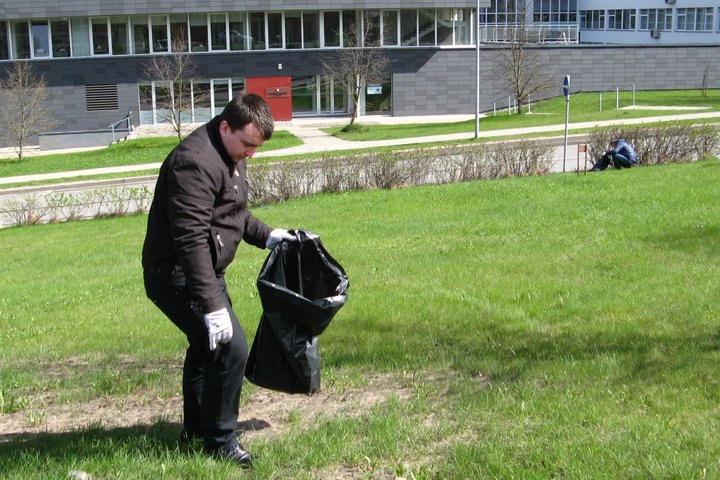 Nuotraukoje matoma aplinkos švarinimo akimirka