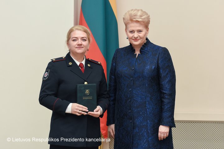 Nuotraukoje matoma Bendrojo pagalbos centro operatorė su Prezidente