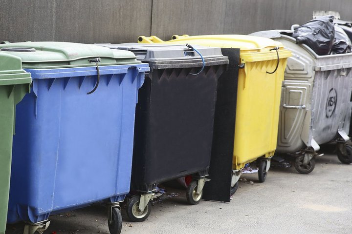 Nuotraukoje matomi šiukšlių konteineriai