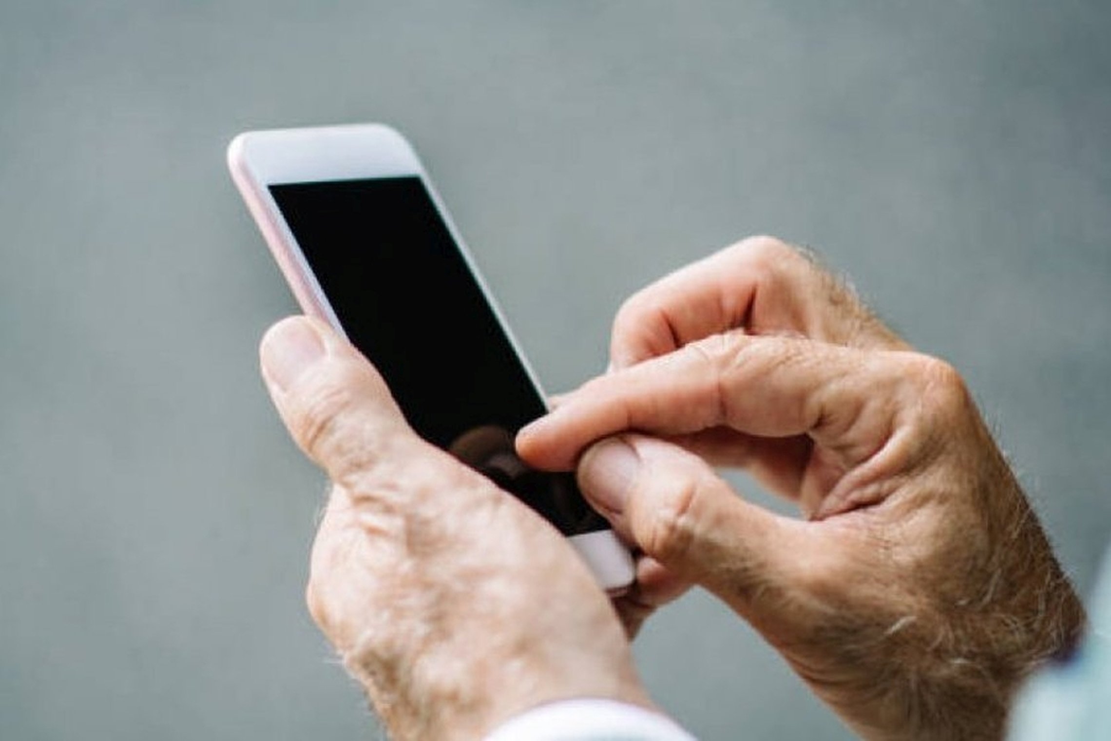 Nuotraukoje matomas rankose laikomas mobilusis telefonas