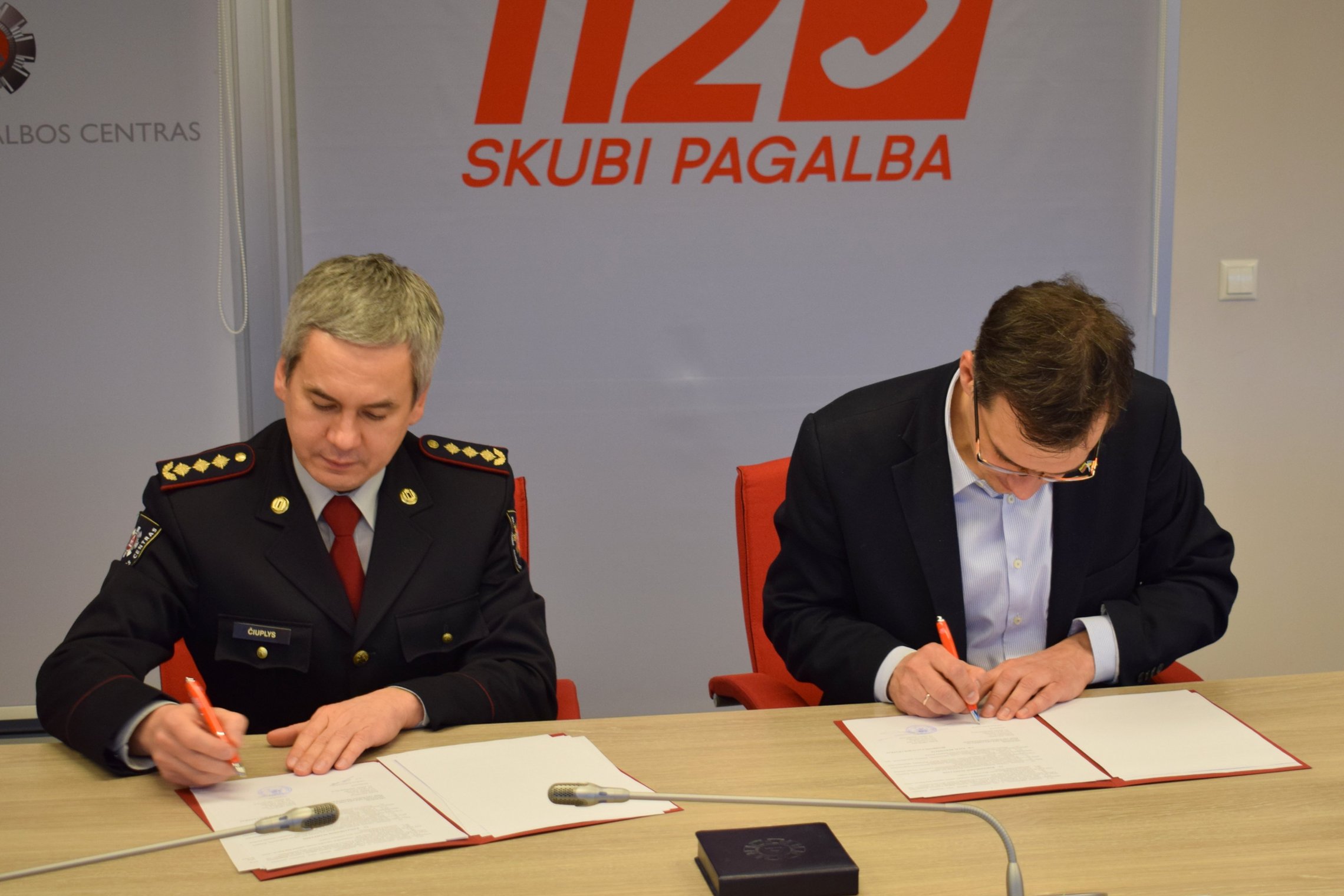 Nuotraukoje matomas sutarties pasurašymas