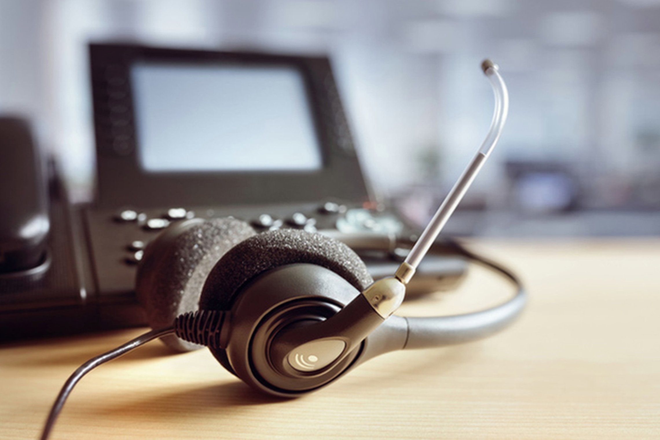 Nuotraukoje matomos operatoriaus ausinės ir telefonas