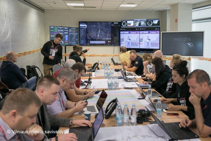 Nuotraukoje matomi prie stalo susėdę pratybų dalyviai