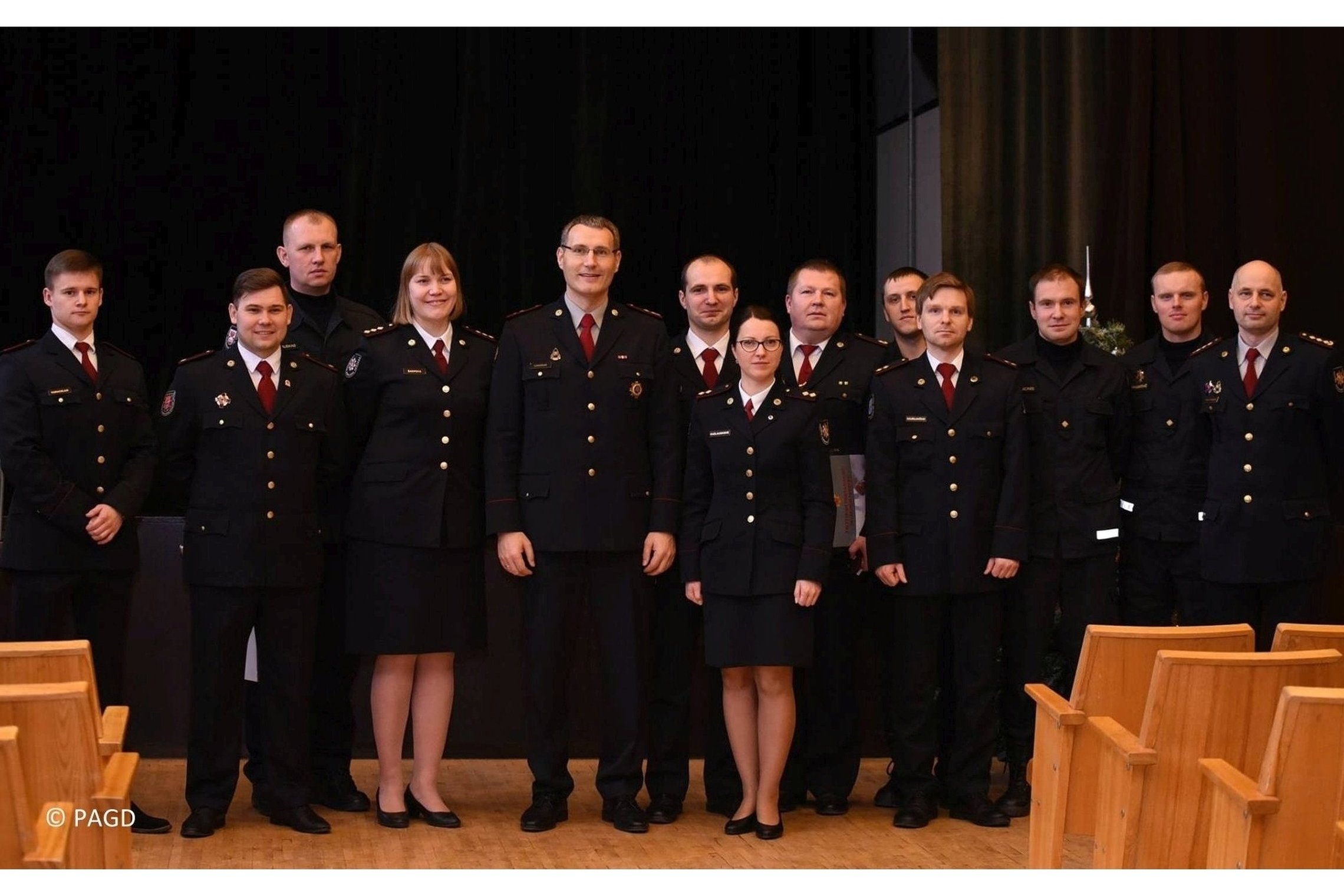 Nuotraukoje matoma didelė grupė aukštesnius antpečius gavusių pareigūnų