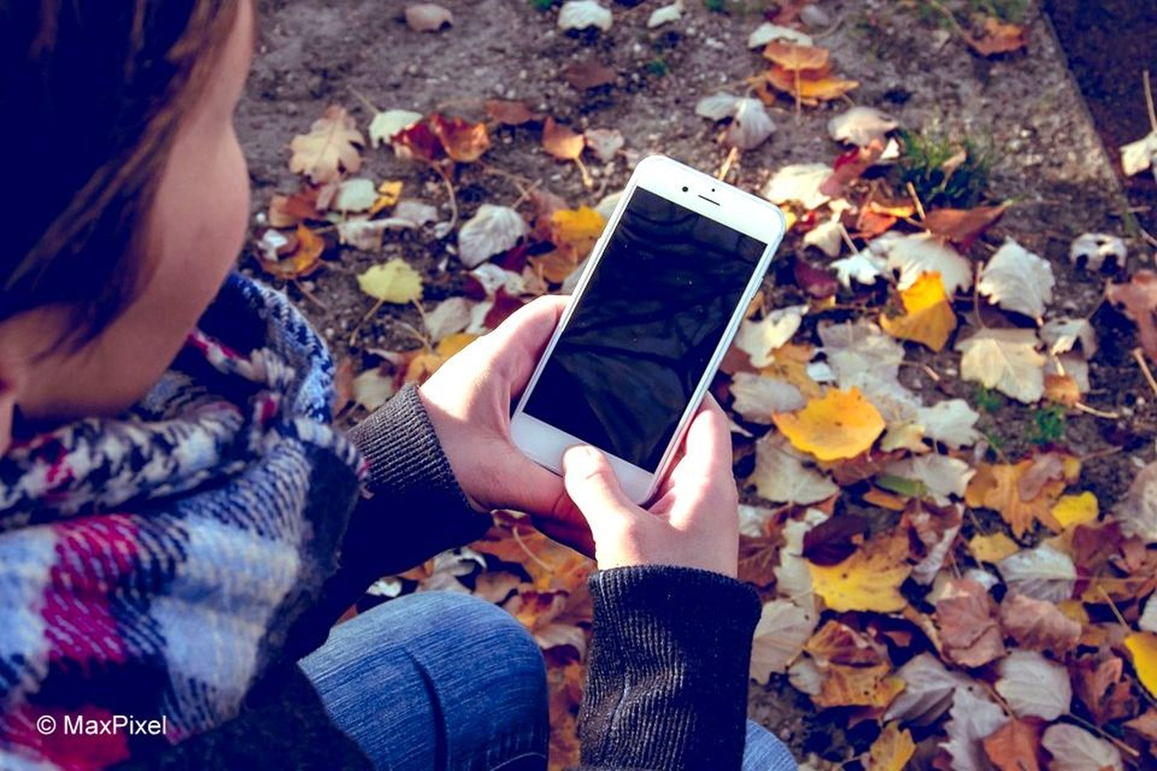 Nuotraukoje matomas rankose laikomas išmanusis telefonas
