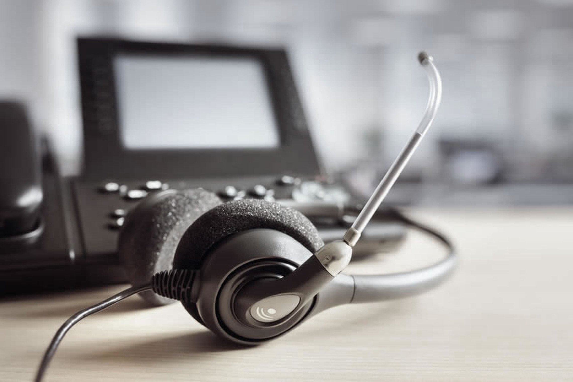 Nuotraukoje matomas telefono aparatas ir ausinės