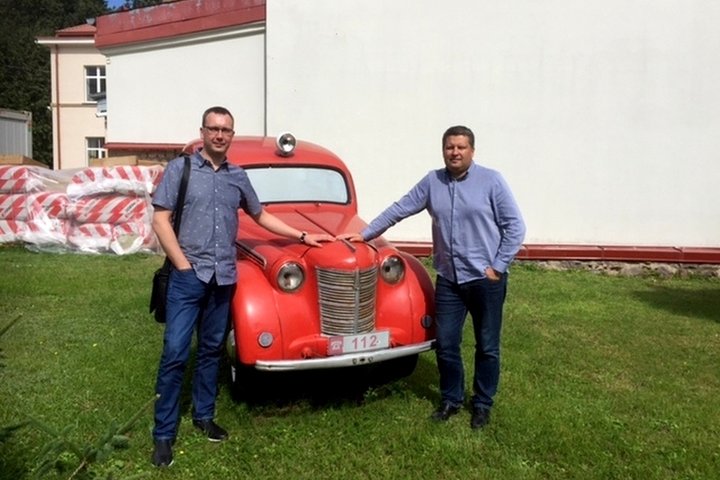 Nuotraukoje matomi Bendrojo pagalbos centro pareigūnai prie senovinio automobilio