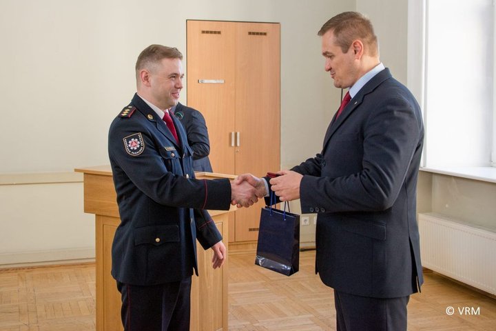 Nuotraukoje matomas antpečių įteikimo momentas