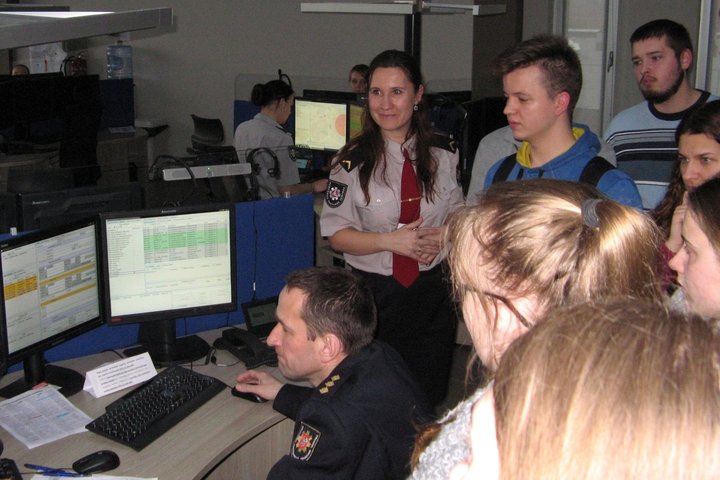 Nuotraukoje matomi ekskursijos dalyviai Operatorių salėje