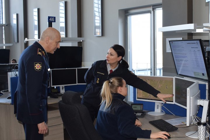 Nuotraukoje matoma, kaip apsilankiusiam svečiui rodoma operatoriaus darbo vieta