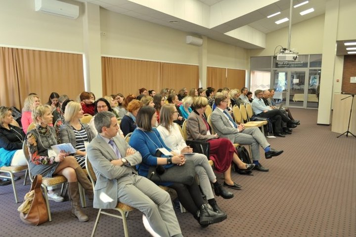 Nuotraukoje matomi salėje sėdintys konferencijos dalyviai