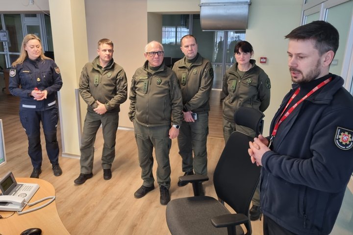 Nuotraukoje matomi pasieniečių uniformomis vilkintys svečiai 