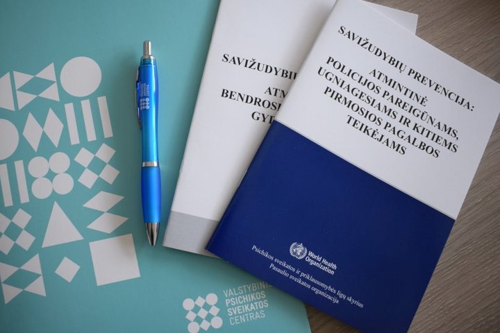 Nuotraukoje matomi savižudybių prevencijai skirti leidiniai