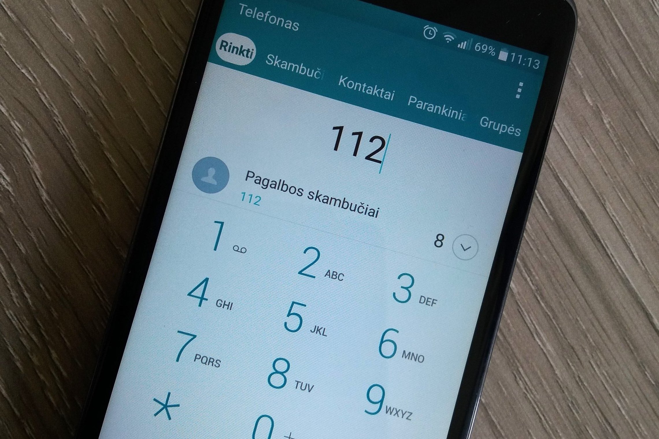 Nuotraukoje matomas mobilusis telefonas ir jo ekrane surinktas numeris 112