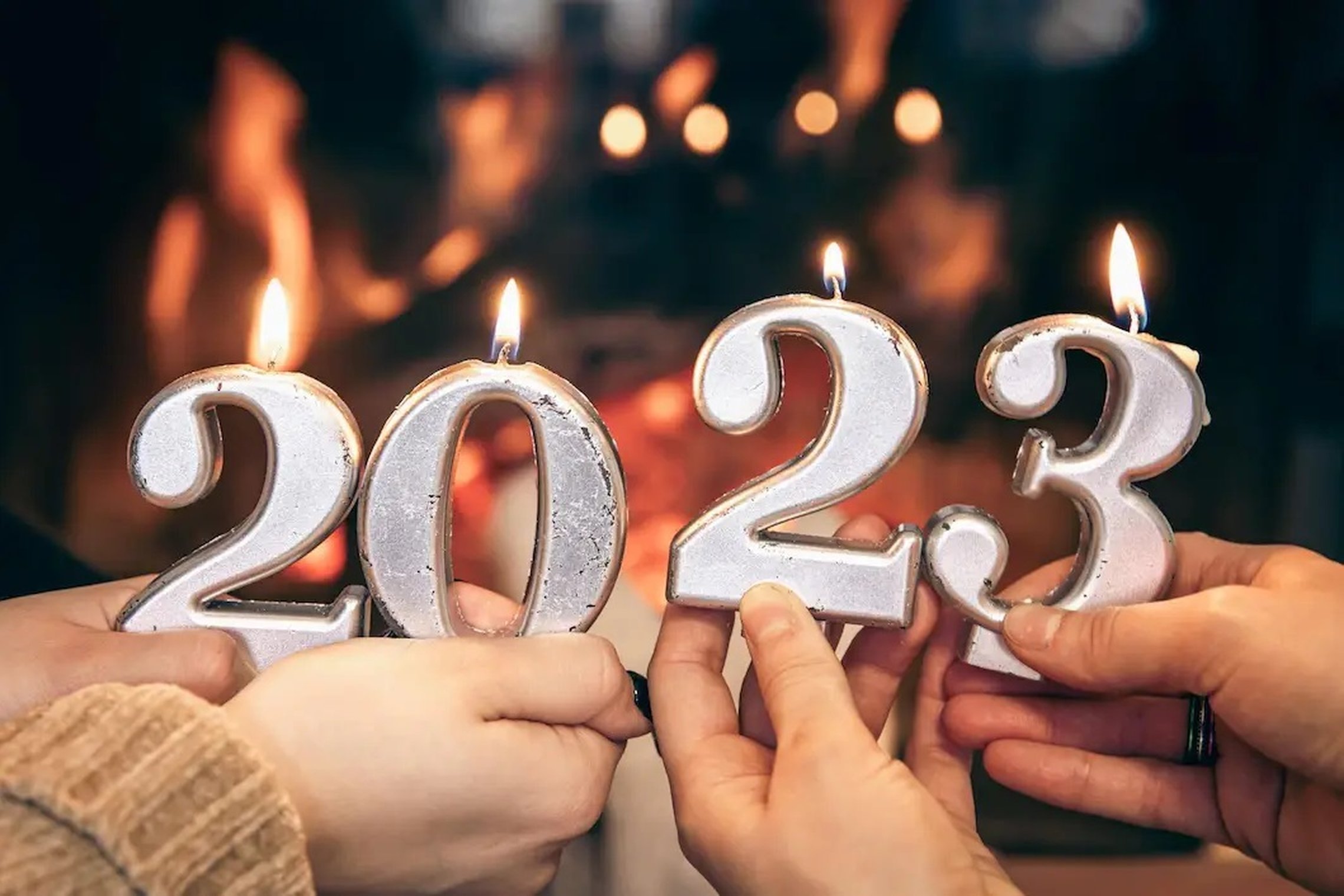 Nuotraukoje matomos skaičių formos žvakės, žyminčios 2023 metus