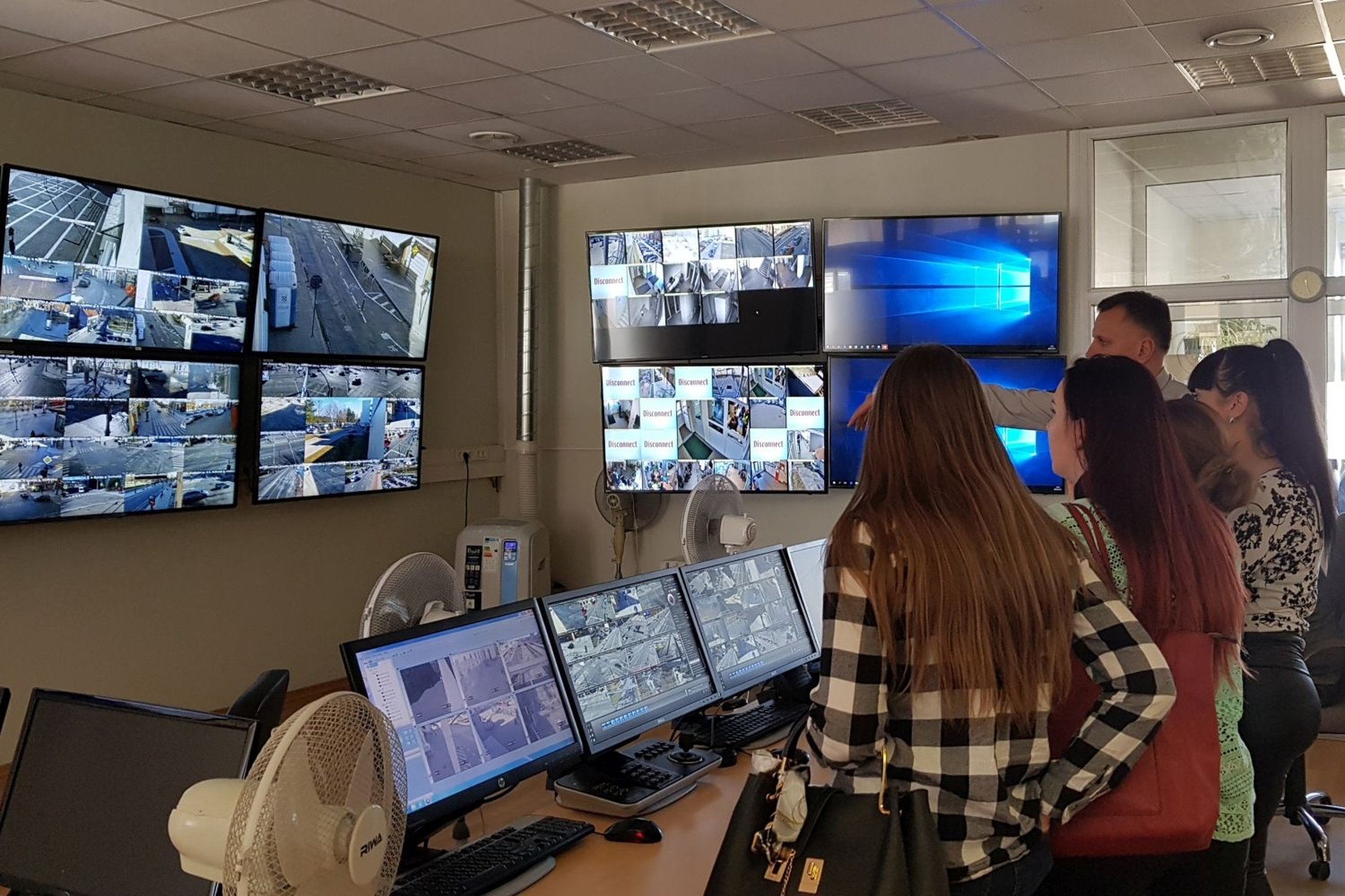Nuotraukoje matomos merginos vaizdo stebėjimo centre