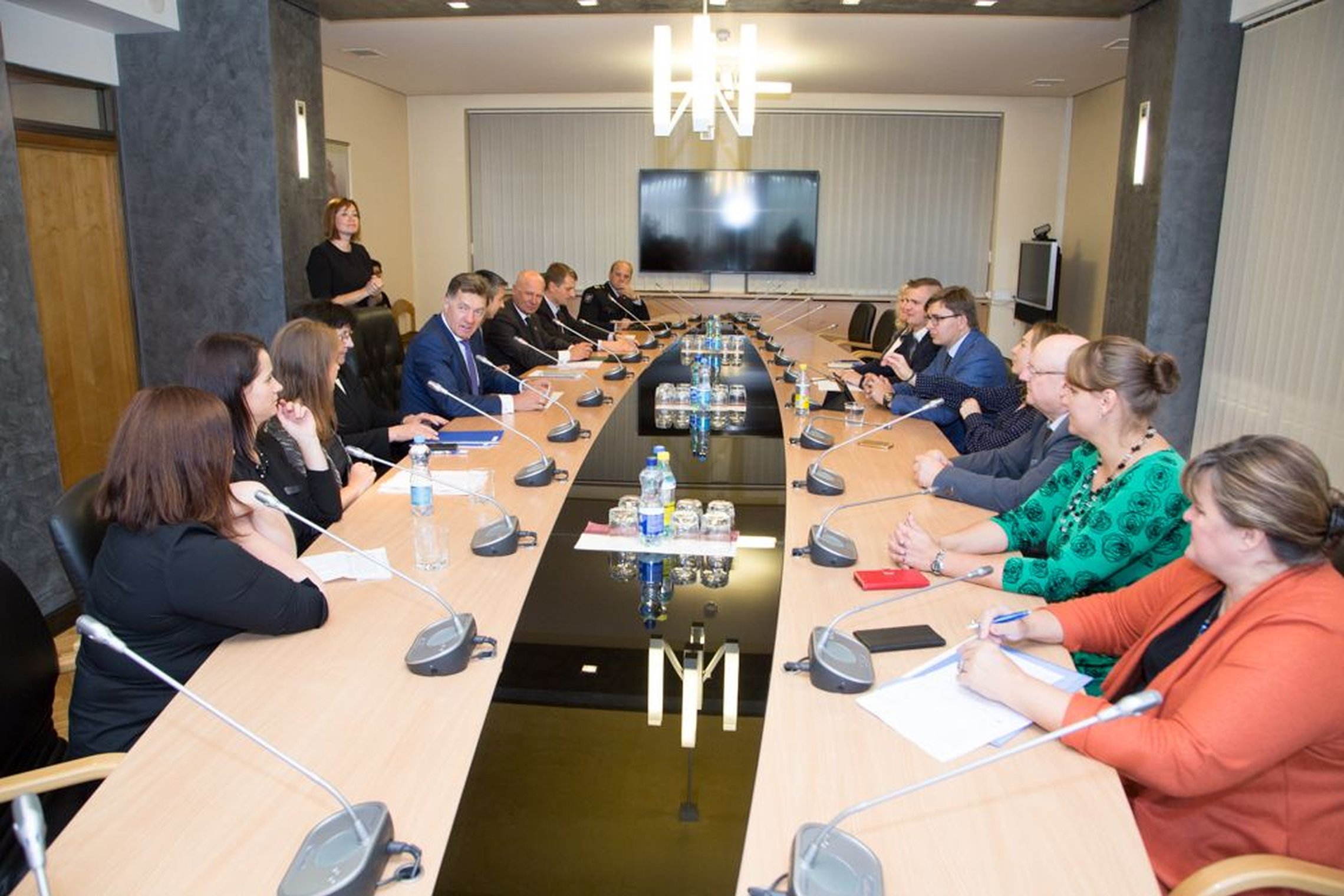 Nuotraukoje matomi apskritojo stalo diskusijos dalyviai