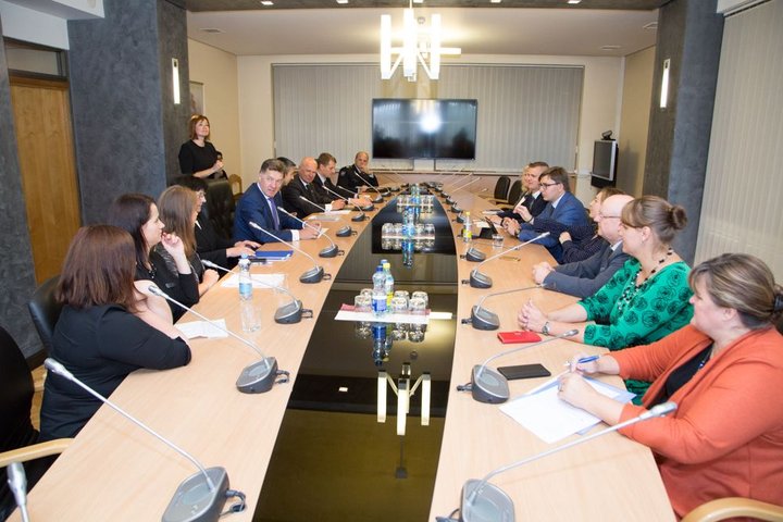 Nuotraukoje matomi apskritojo stalo diskusijos dalyviai
