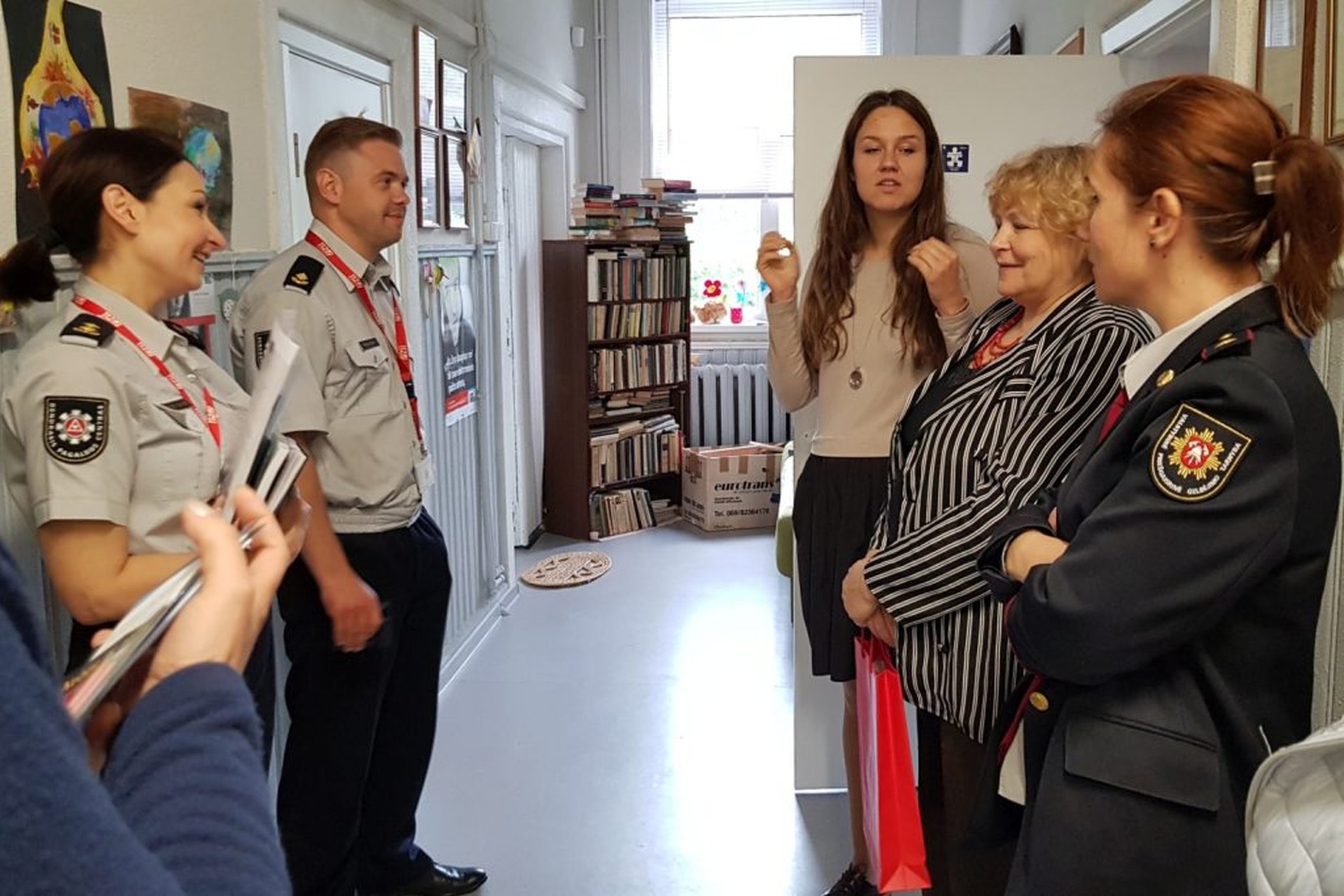 Nuotraukoje matomi Bendrojo pagalbos centro pareigūnai ir i Dingusių žmonių šeimų paramos centro atstovės