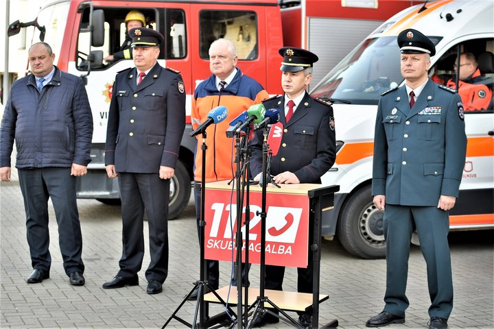 Nuotraukoje matomi spaudos konferencijos dalyviai