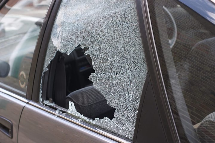 Nuotraukoje matomas išdaužtas automobilio stiklas
