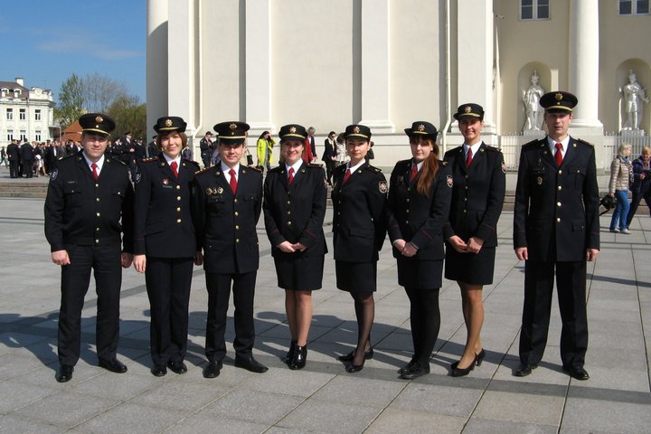 Nuotraukoje matomi Bendrojo pagalbos centro pareigūnai Katedros aikštėje