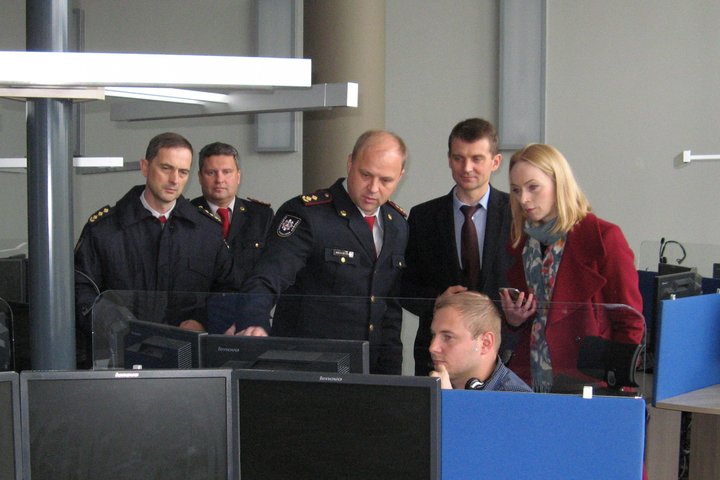 Nuotraukoje matomas Prezidentės paratėjos apsilankymas Operatorių salėje