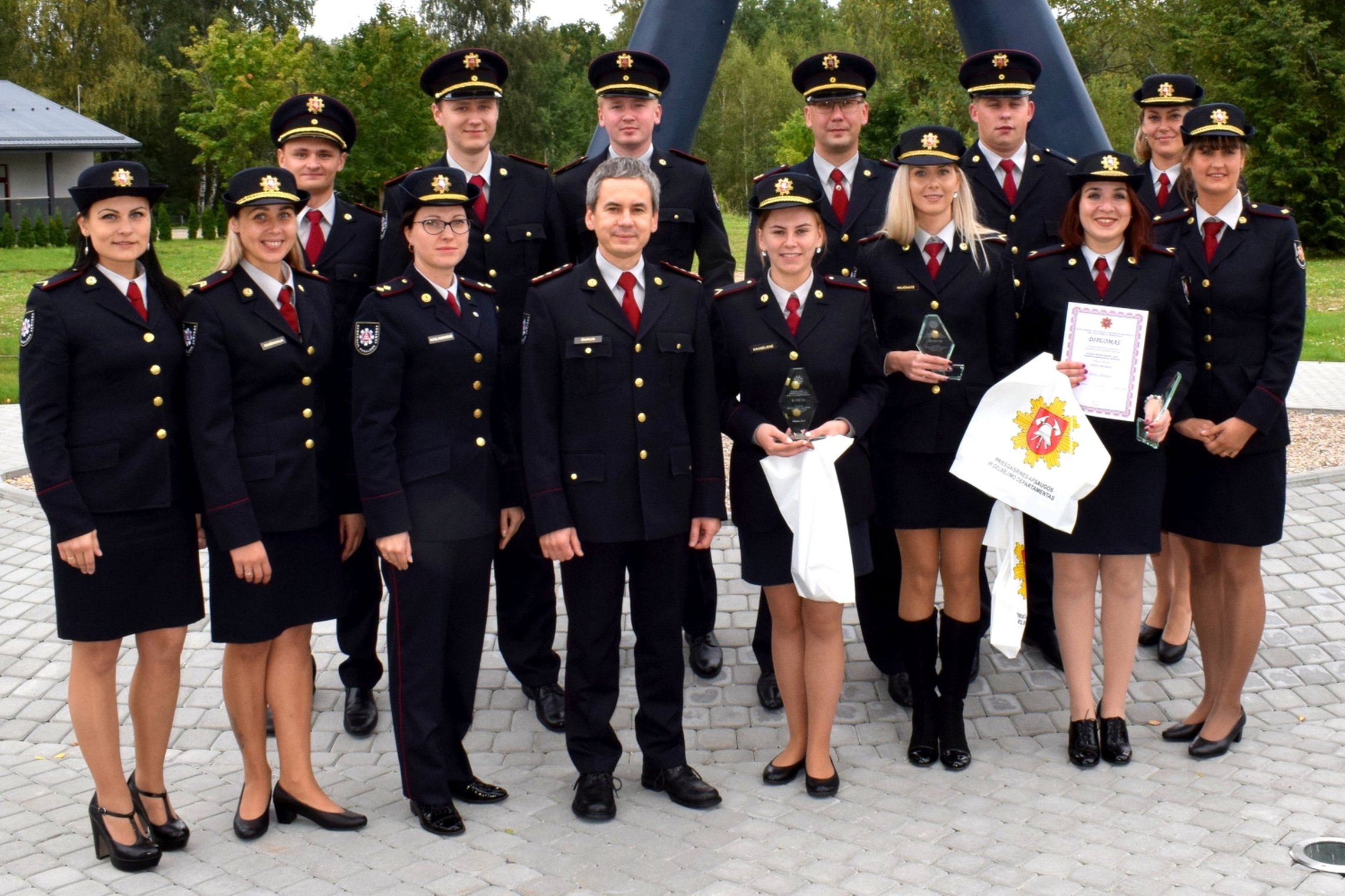 Nuotraukoje matomi konkurse dalyvavę Bendrojo pagalbos centro pareigūnai su viršininku