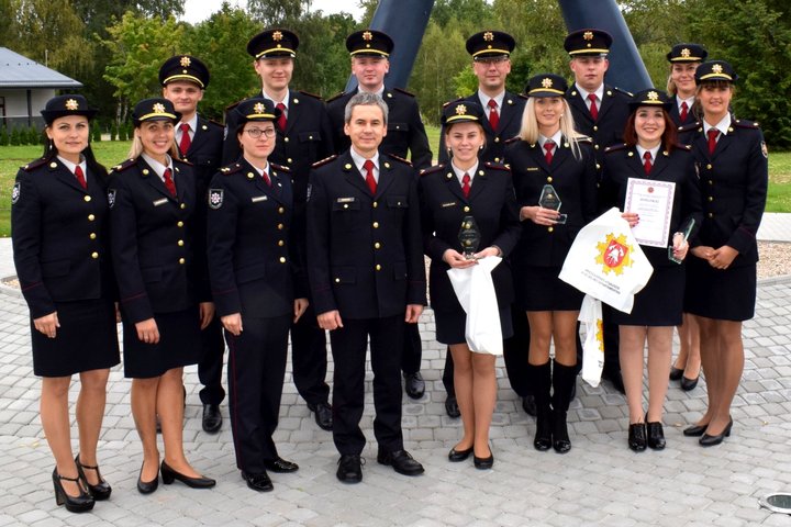 Nuotraukoje matomi konkurse dalyvavę Bendrojo pagalbos centro pareigūnai su viršininku