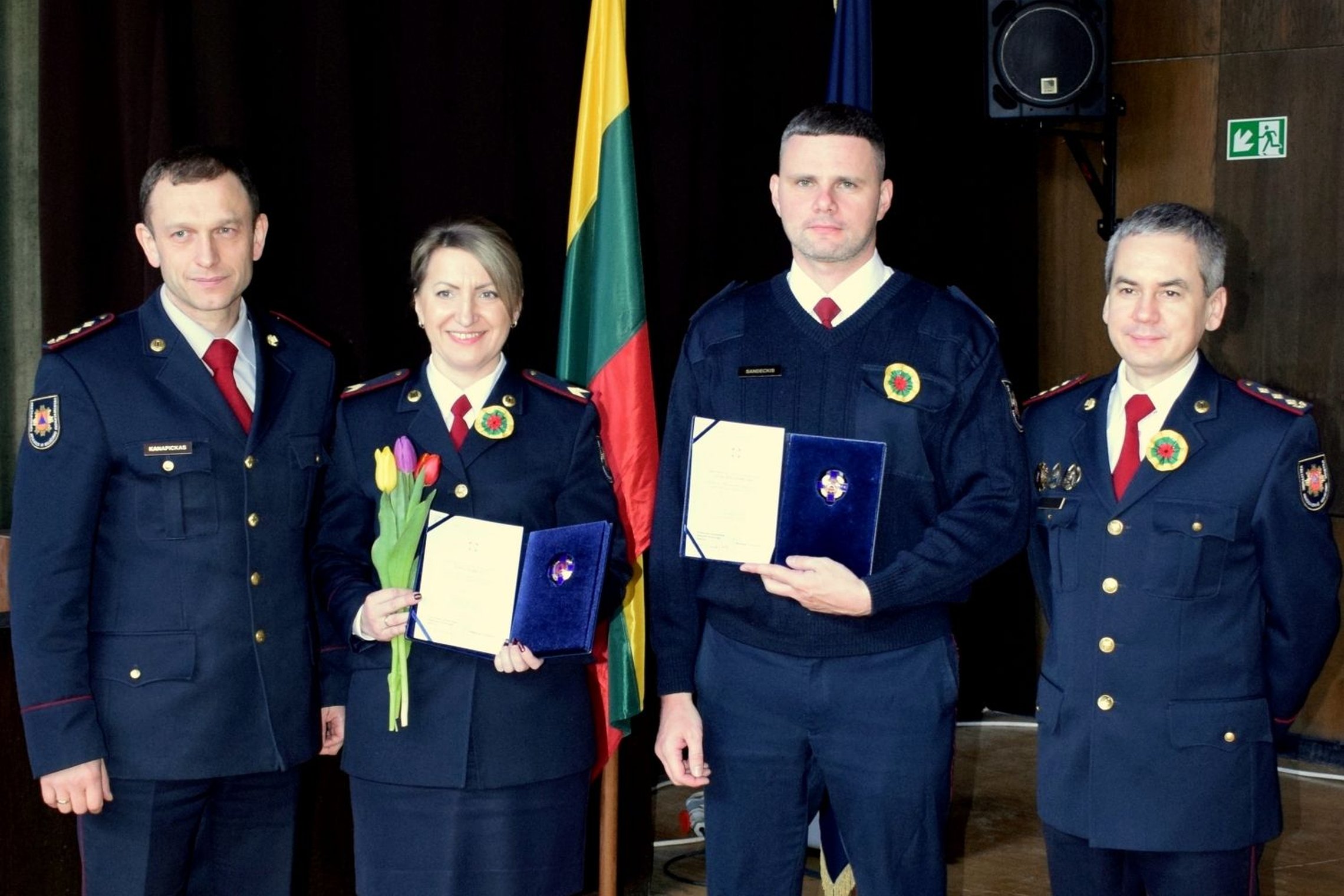 Nuotraukoje matomi apdovanoti pareigūnai su vadovais