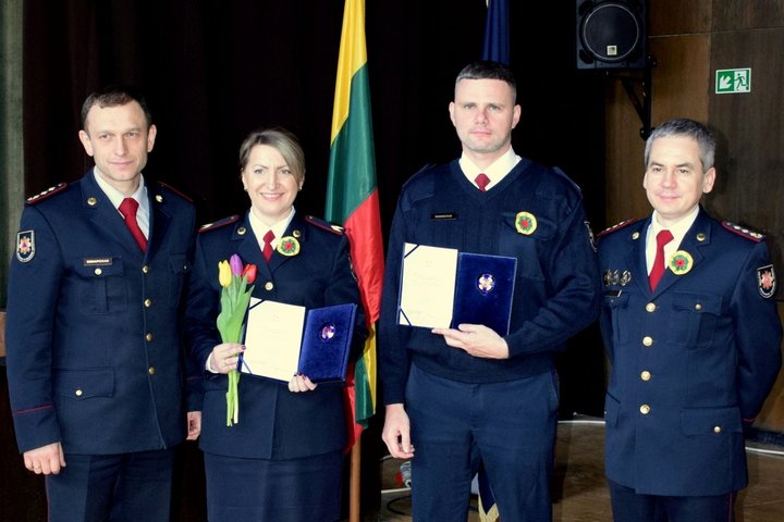 Nuotraukoje matomi apdovanoti pareigūnai su vadovais