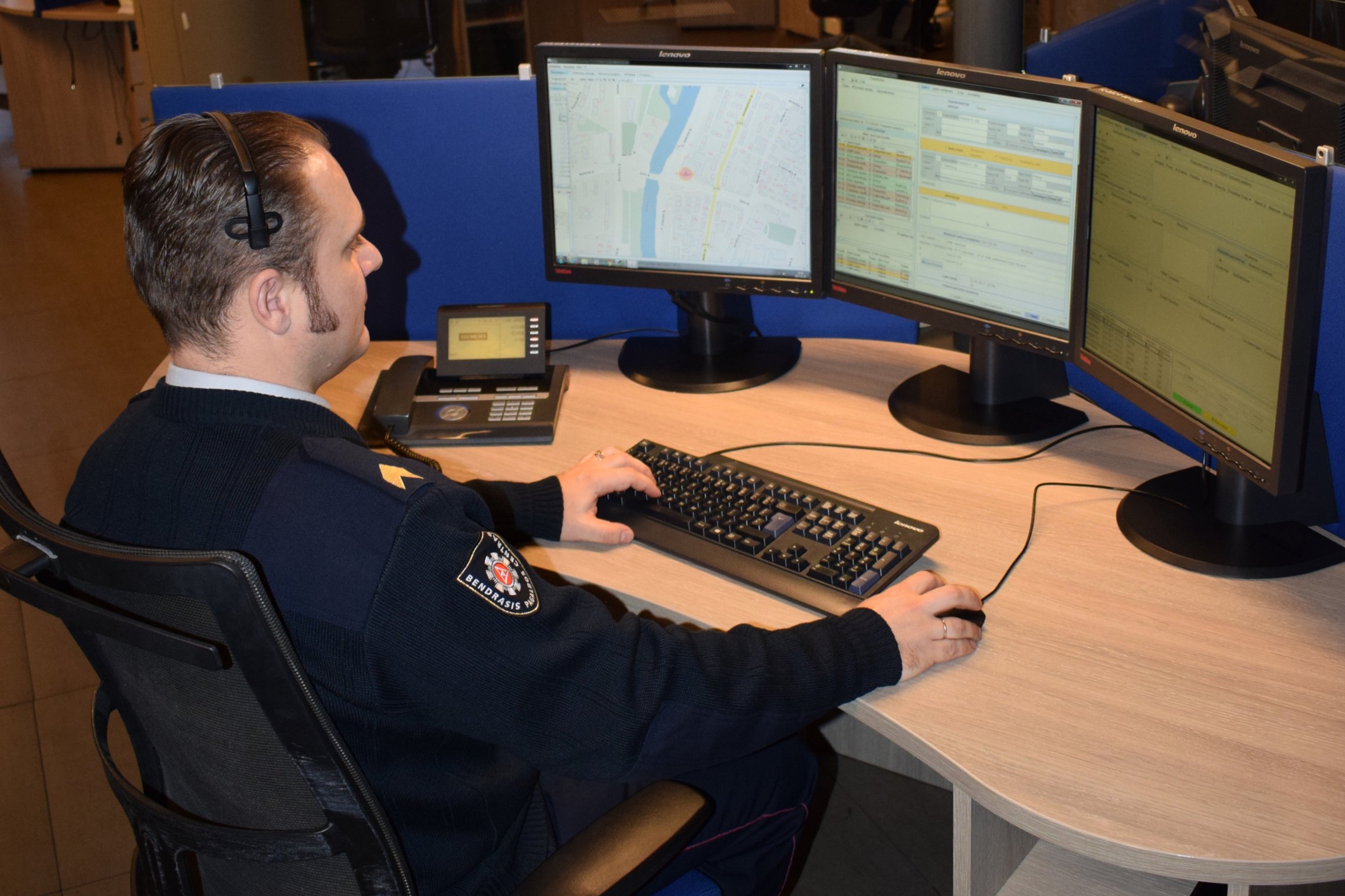 Nuotraukoje matomas darbo vietoje sėdintis operatorius