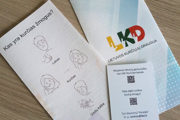Nuotraukoje matomi Lietuvos kurčiųjų draugijos lankstinukai