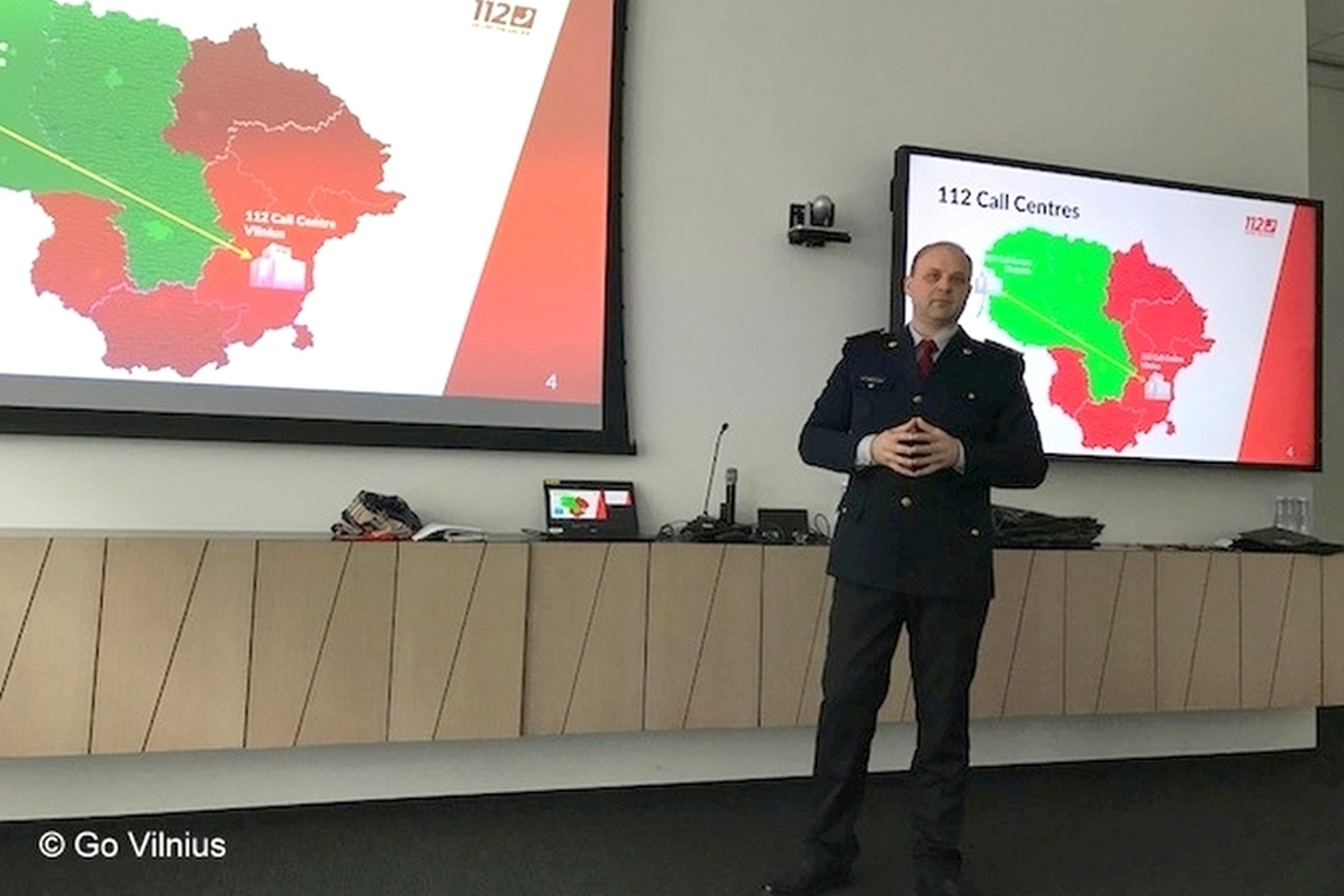 Nuotraukoje matomas paskaitą skaitantis Bendrojo pagalbos centro pareigūnas