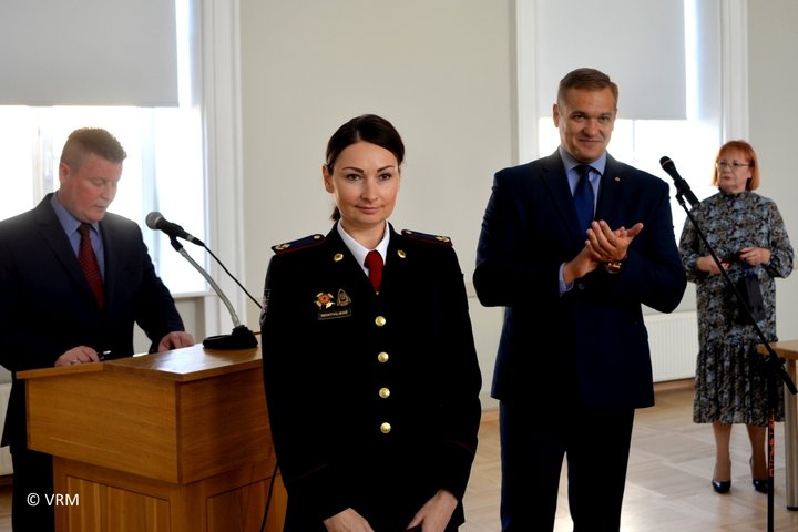 Nuotraukoje matoma antpečius gavusi pareigūnė