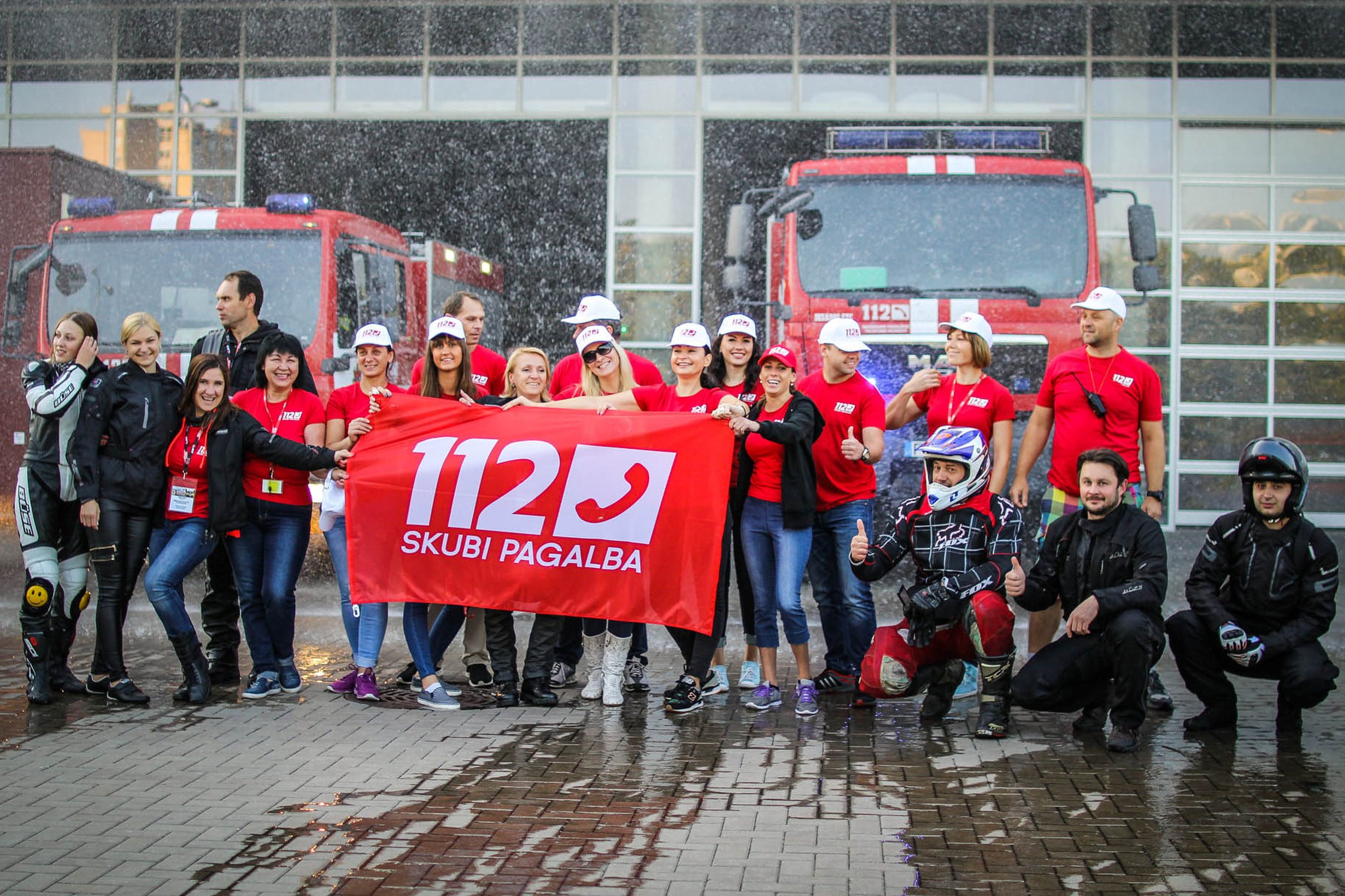 Nuotraukoje matomos komandų palydėtuvės prie Bendrojo pagalbos centro pastato