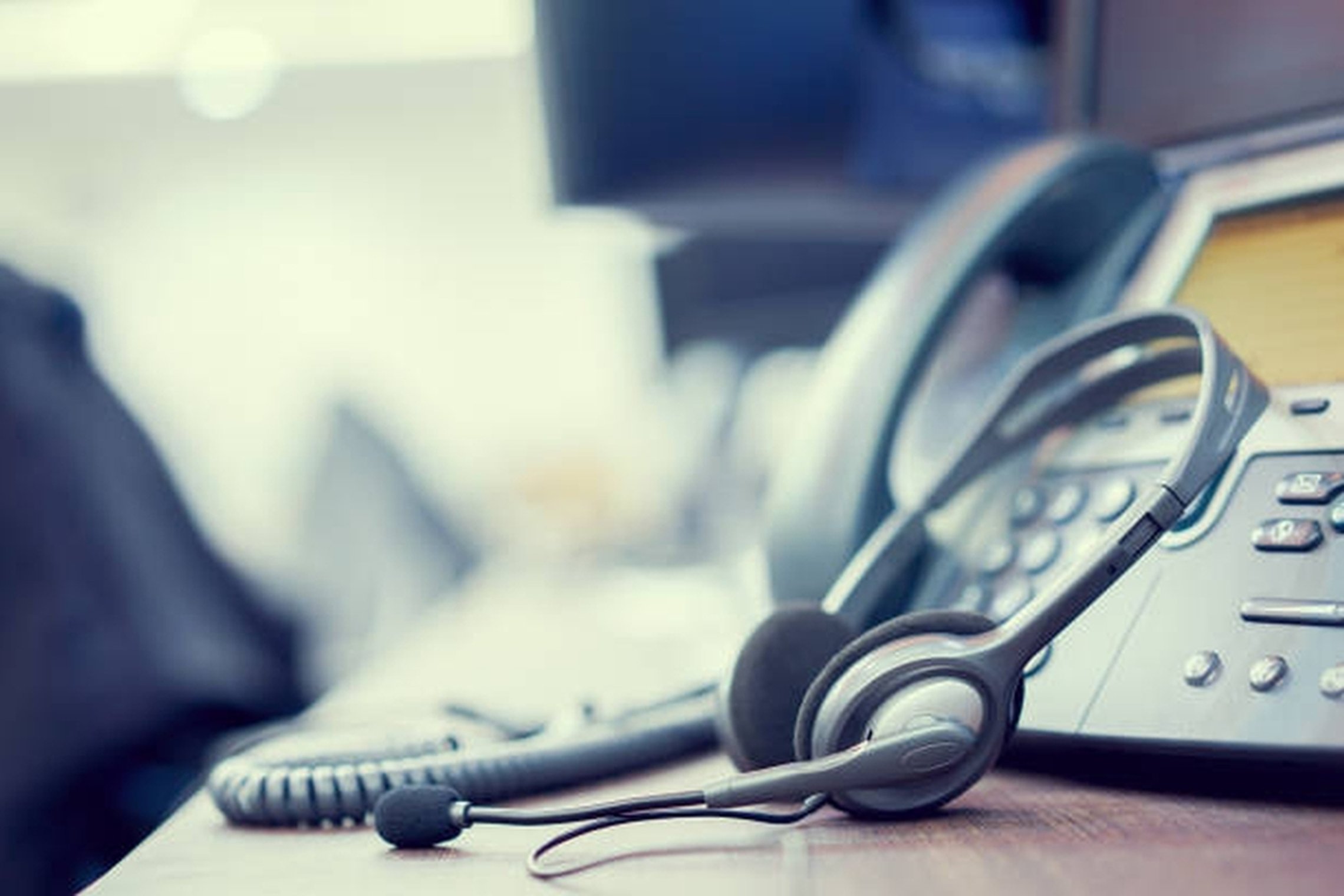 Nuotraukoje matomos operatoriaus ausinės ir telefonas