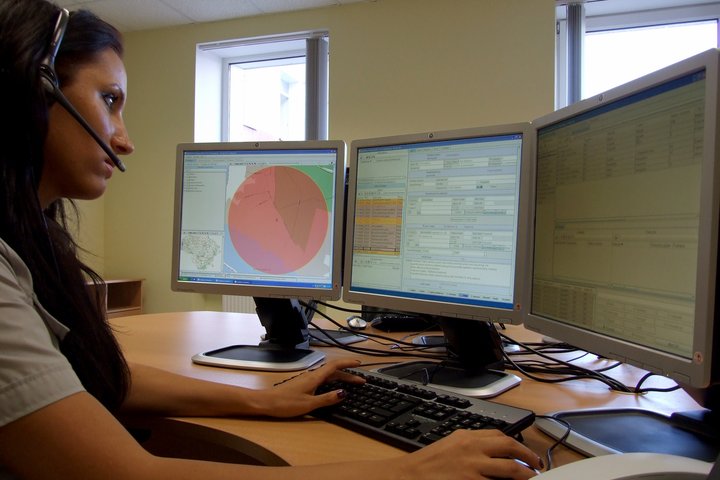 Nuotraukoje matoma Bendrojo pagalbos centro operatorė darbo vietoje