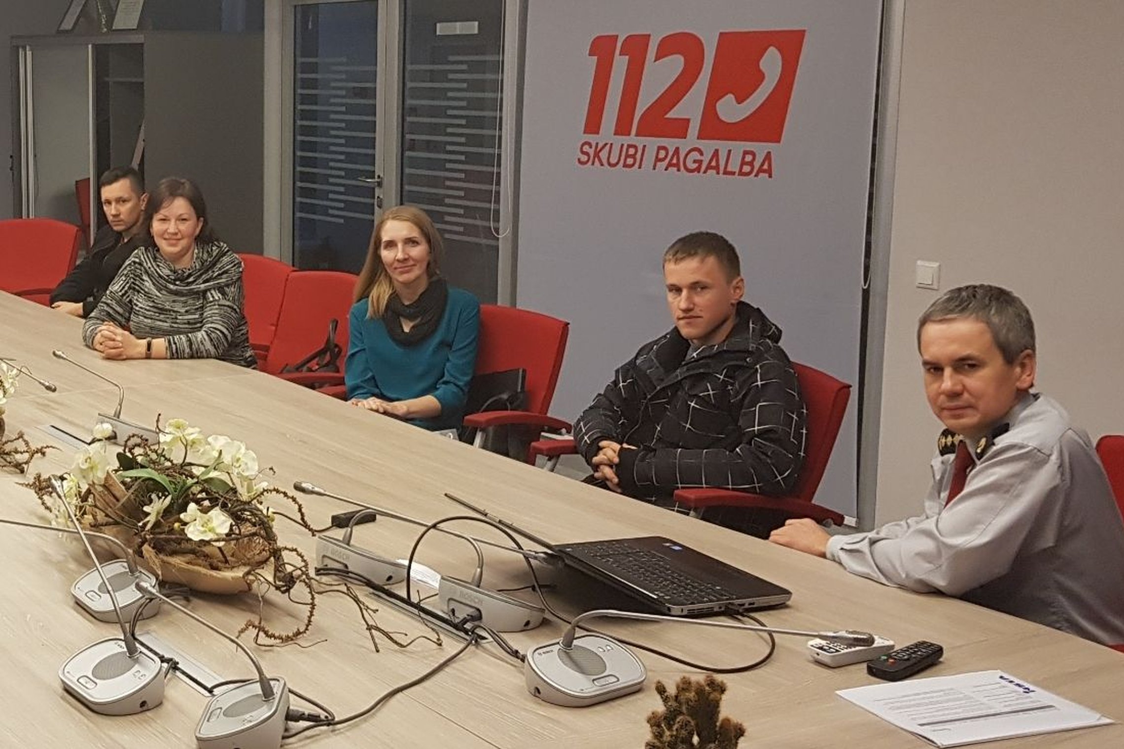 Nuotraukoje matomi prie stalo susėdę studentai ir Bendrojo pagalbos centro viršininkas