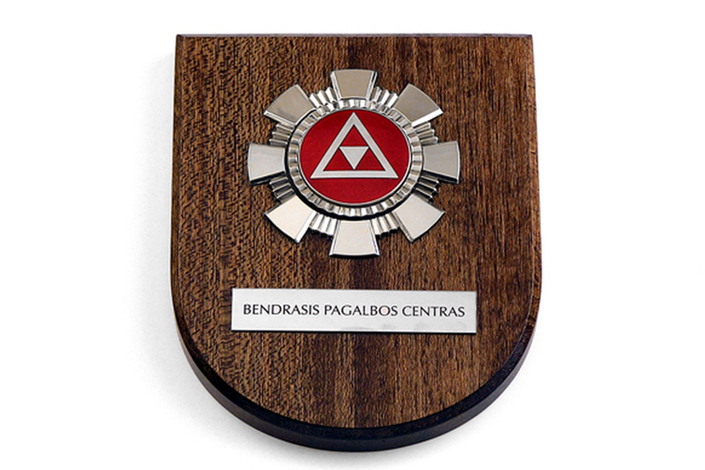 Nuotraukoje matoma plaketė su Bendrojo pagalbos centro logotipu