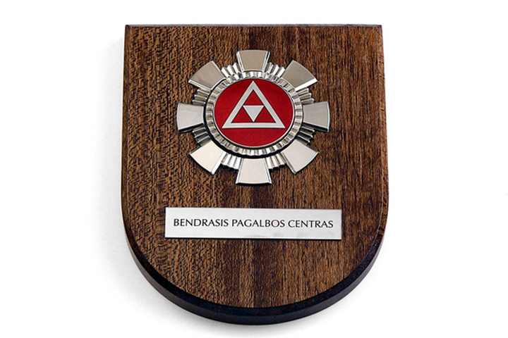 Nuotraukoje matoma plaketė su Bendrojo pagalbos centro logotipu