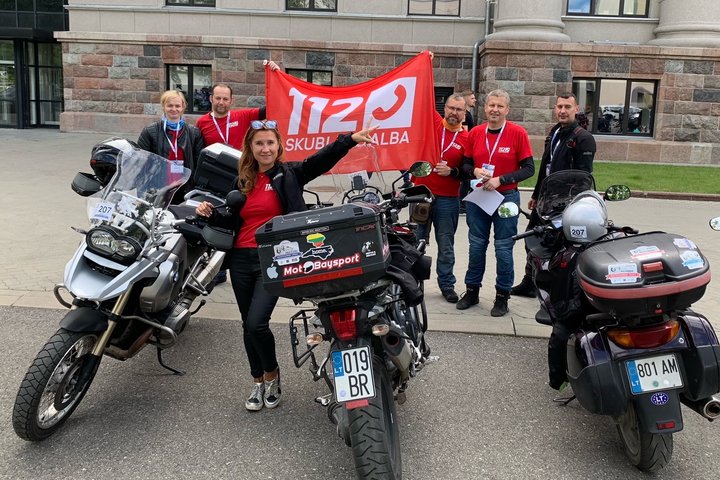 Nuotraukoje matomi motociklininkai prieš startą