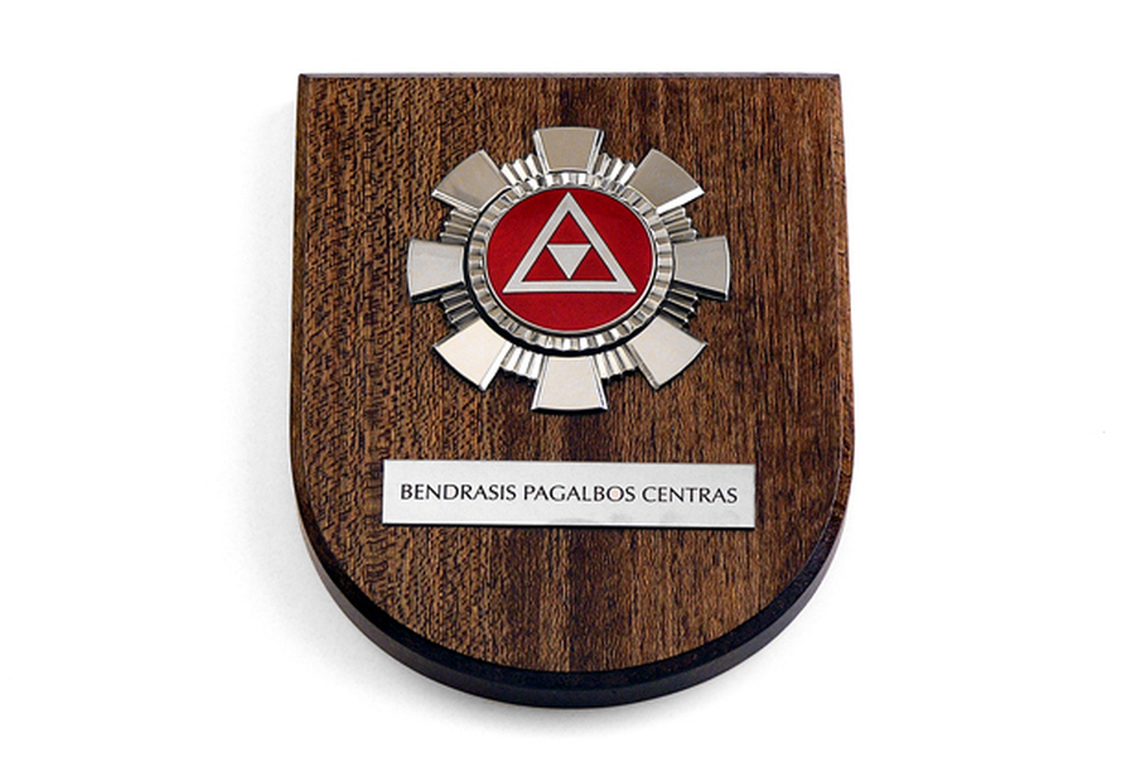 Nuotraukoje matoma plaketė su Bendrojo pagalbos centro logotipu