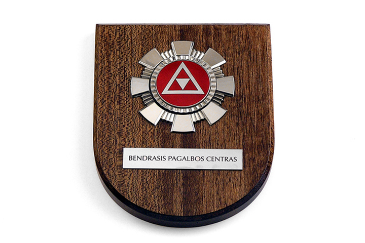 Nuotraukoje matoma plaketė su Bendrojo pagalbos centro logotipu