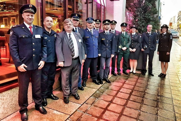 Nuotraukoje matoma grupė įvairių šalių pareigūnų